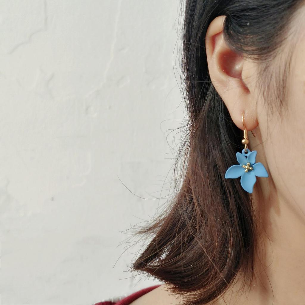 Модные серьги-крючки с синим цветком - элегантные серьги в японском и корейском стиле