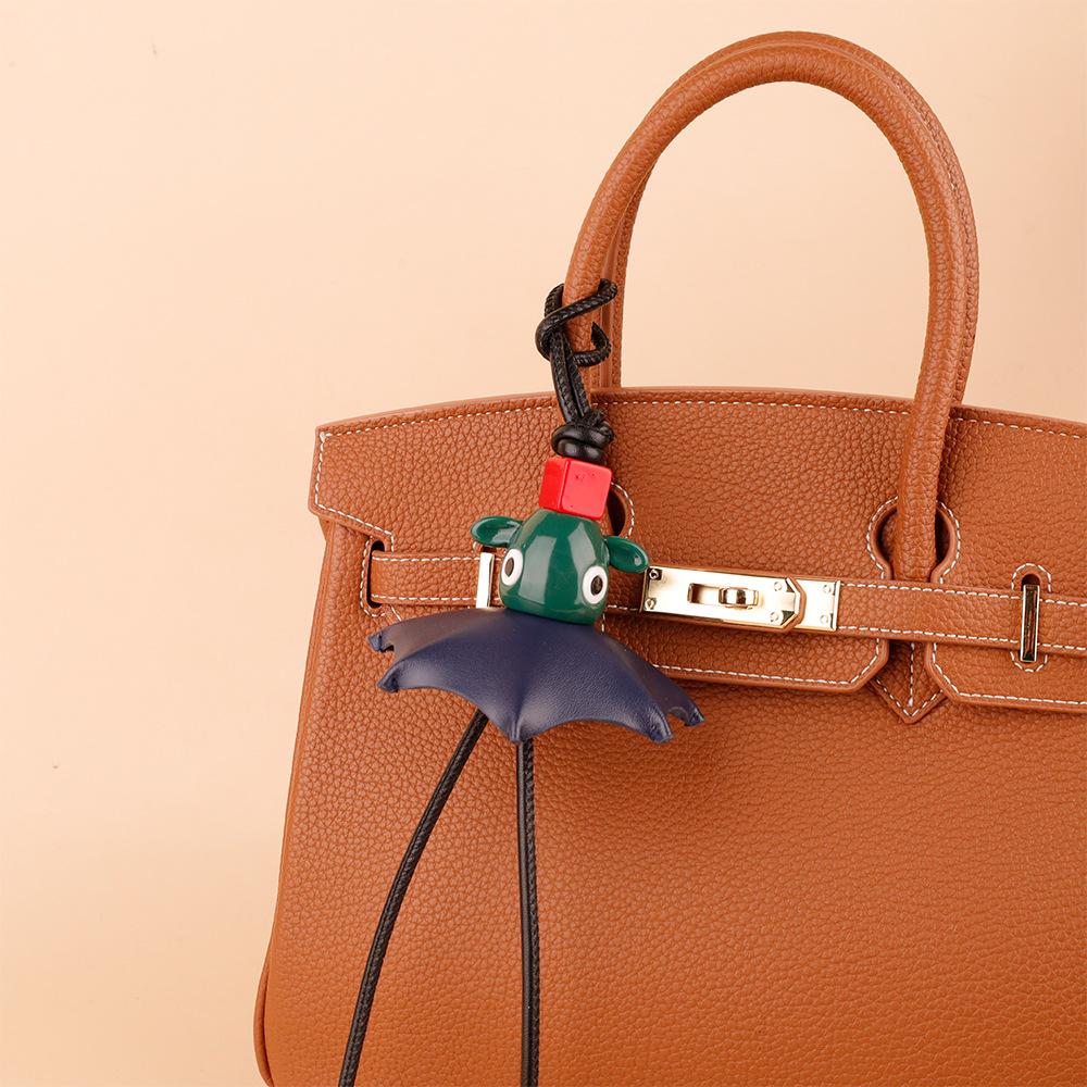 Роскошный модный брелок для сумки Металлическая кожаная декорация Подвеска Продвинутые аксессуары для багажа Модный автомобильный брелок Креативный стиль