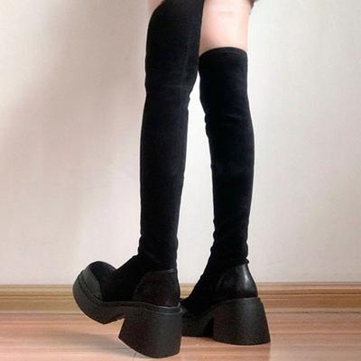 Осенне-зимняя обувь. Женские сапоги большого размера с удобным длинным голенищем выше колена и толстой подошвой.