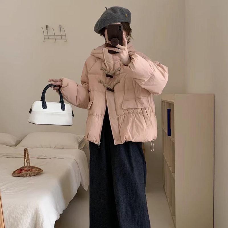 Короткая куртка-пуховик с капюшоном женская зимняя мода 2024 года с пряжкой-бочкой утолщенная белая куртка-хлеб на утином пуху прилив