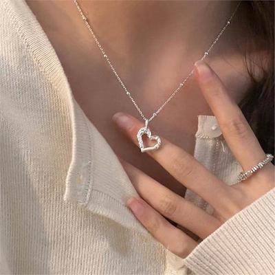 Ожерелье Love Женское легкое, роскошное, нишевое, дизайн Высококачественная цветочувствительная подвеска в форме сердца Простой темперамент Цепочка для ключицы
