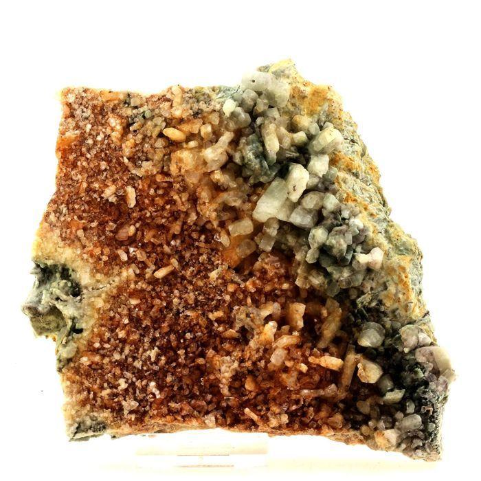 Pierres et Minéraux. Albite, Chlorite. 3181.0 ct. Pino, Cap Corse, France..