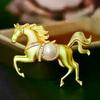 Мода Стразы Жемчуг Сплав Броши Лошади Зодиак Пони Значки Женщины Мужчины Аксессуары для Одежды Лацкан Костюма Корсаж Новогодние Подарки