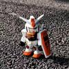 Фигурка-трансформер Mobile Suit Gundam с витриной для коллекционеров