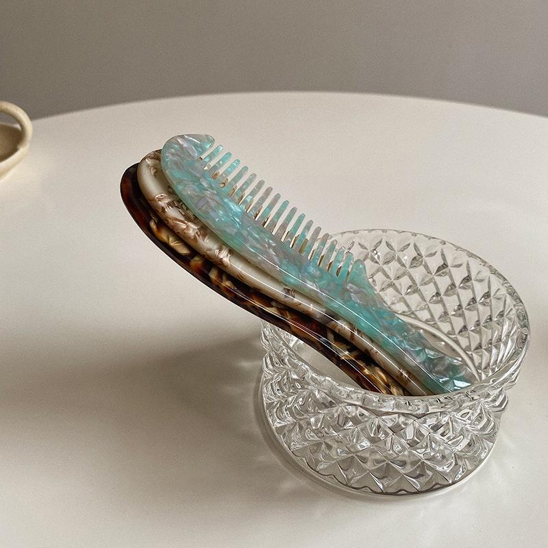 Элегантный и компактный гребень для волос из ацетата под черепаховый панцирь для удобной переноски.