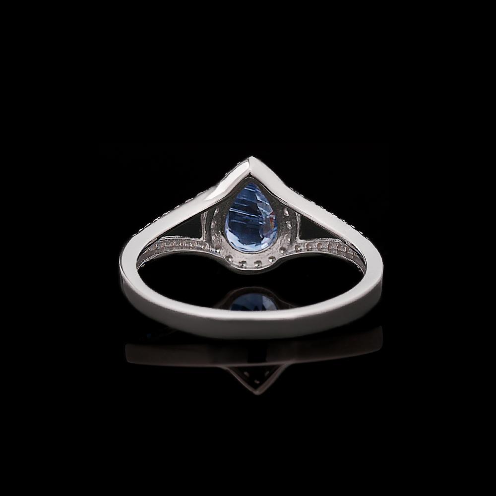 Изысканное женское кольцо из серебра 925 пробы с натуральным кианитом грушевидной формы 6*8 мм. Простые по дизайну изящные украшения для повседневных подарков