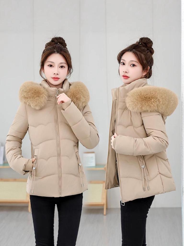 Женское зимнее хлопковое пальто приталенного силуэта в корейском стиле с меховым воротником