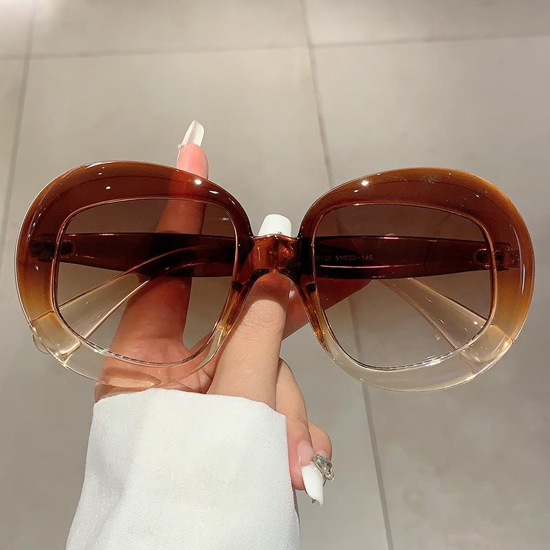 Новые персонализированные солнцезащитные очки в круглой толстой оправе с цветными блоками для уличной фотографии, демонстрирующие тонкий и роскошный темперамент с солнцезащитными очками