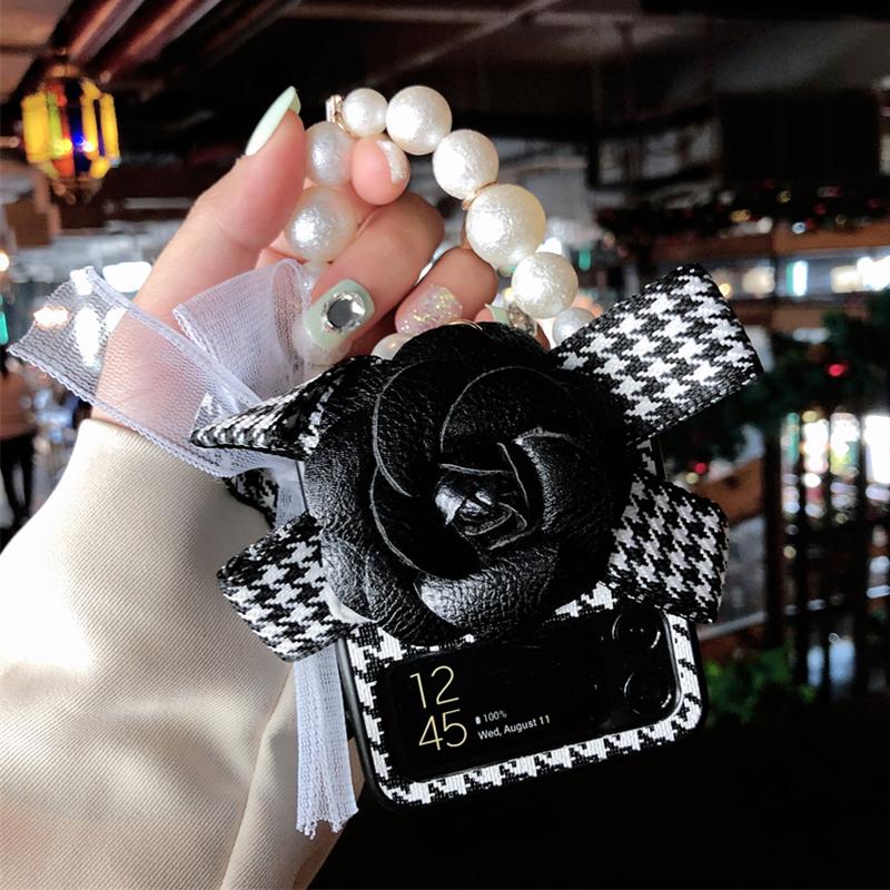 Chic And Elegant Leather Camellia Phone Case For Samsung Galaxy Z Flip 3 Z Flip 4 With Portable Pearl Bracelet Cover Women Girl