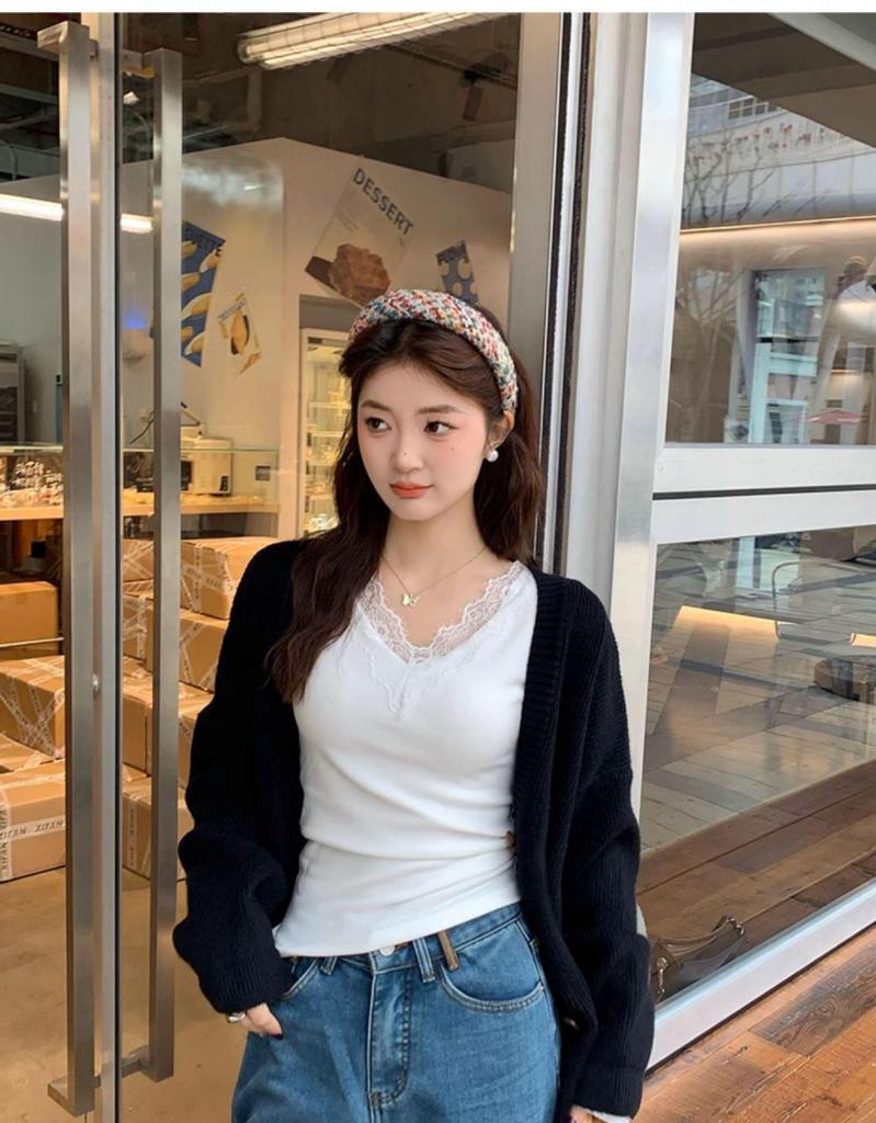 Женская футболка с V-образным вырезом, кружевной отделкой, облегающего кроя, с длинными рукавами и начесом (Коллекция Ранней Осени 2025)