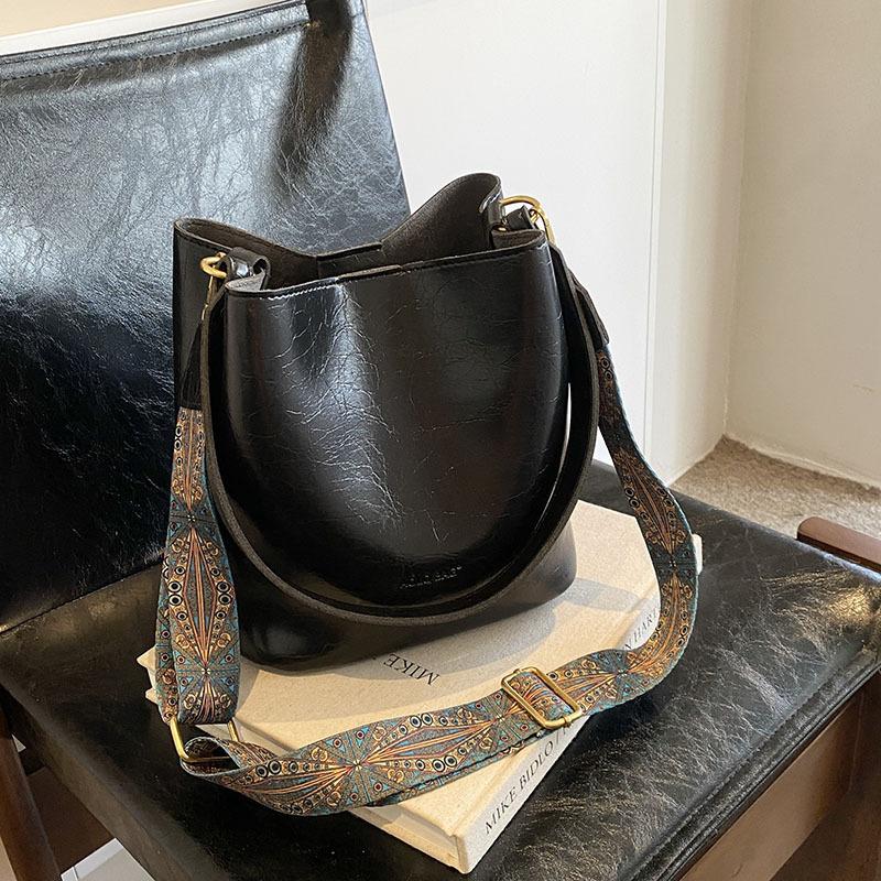 Оптовые сумки женские 2025 осень новая модная сумка через плечо для поездок на работу мягкая кожа большая вместимость сумка-ведро