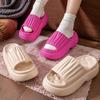 Женские тапочки на толстой платформе с танкеткой, летние сандалии для дома и улицы 2025 года, женские шлепанцы, легкие нескользящие пляжные туфли