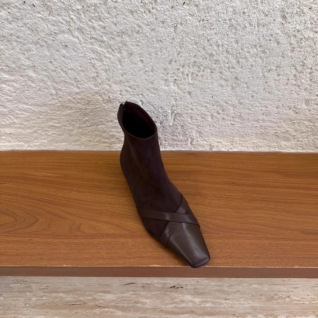 Корейская версия модных замшевых ботинок с квадратным носком для женщин 2025 осень-зима новая темпераментная тонкая обувь с задней молнией короткие ботинки для w