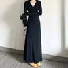 Черное платье с французским V-образным вырезом, ранняя осень 2025 г. — женская облегающая длинная юбка на осень и зиму