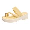 In the Summer of 2024, the New Xiaoxiangfeng Fashion Thick-soled Toe Slippers for Women Korean Version of Versatile Muffins and Beach Shoes for Women
