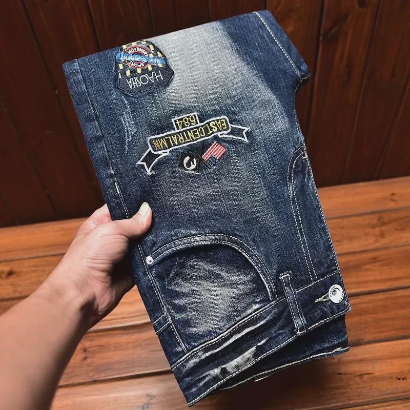 Мужские облегающие джинсы с вышитым цветочным узором, потертостями, заплатками и эластичной отделкой.