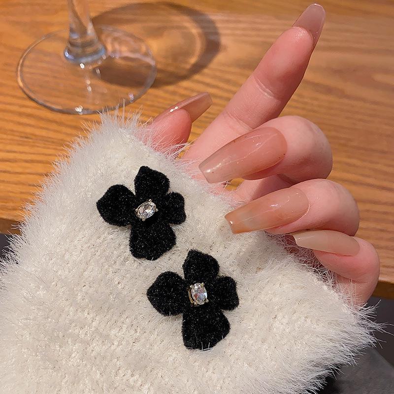 Уникальные серьги осень/зима 2024 года с цветочным узором из циркония и иглой из серебра 925 пробы