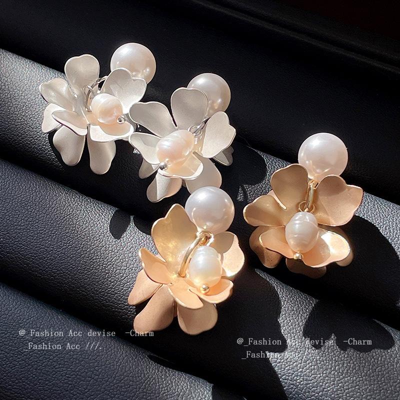 Silver Needle Freshwater Pearl Flower Earrings French Retro Simple Temperament Earrings Premium Versatile New Earrings Women