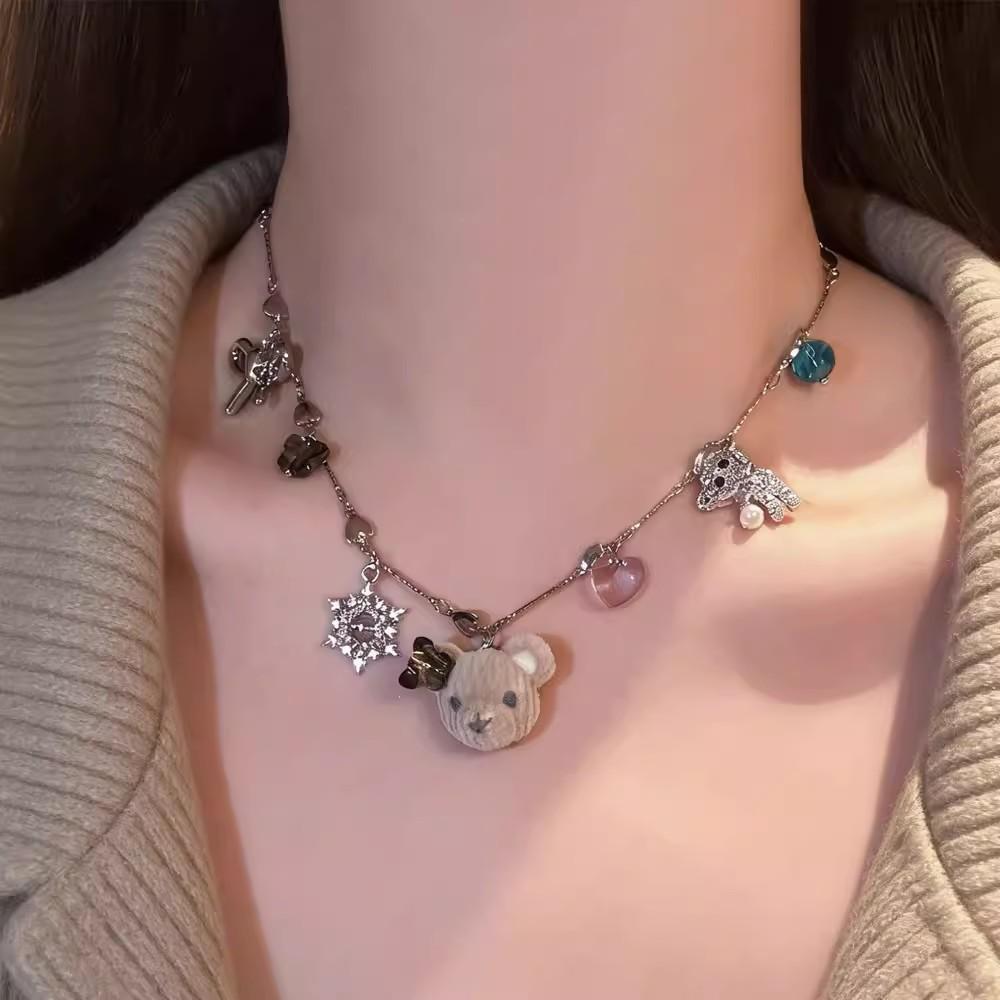 Women Niche Design Flocked Bear Snowflake Pendant Necklace, Cute Sweet Elegant Collarbone Chain Autumn Winter Necklace