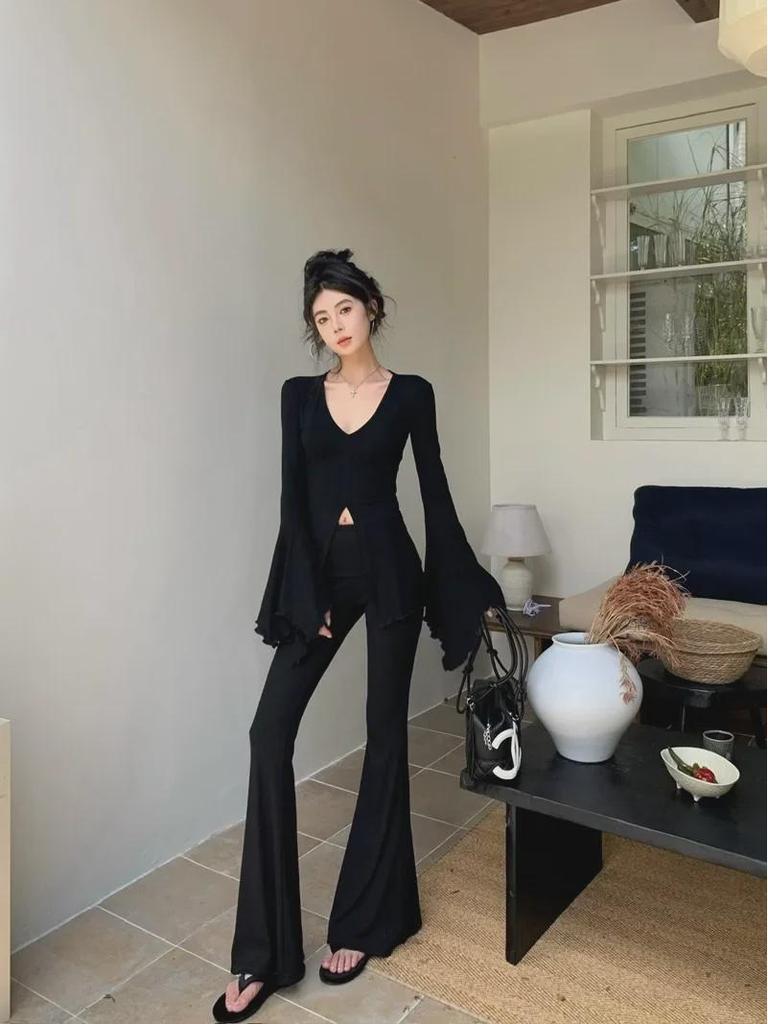 Осенняя футболка с V-образным вырезом и расклешенными рукавами для женщин