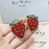 Элегантная брошь ручной работы в виде клубники с кристаллами - универсальная праздничная красная булавка для женщин