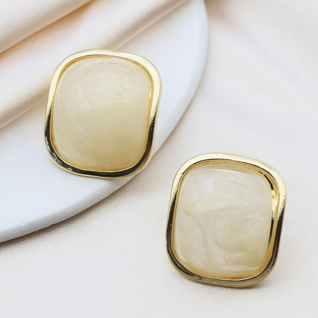 Retro Hong Kong-Style Geometric Resin Stud Earrings for Women - S925 Silver Needle, Light Luxury, High-End Autumn/Winter Heart Earrings Jewelry