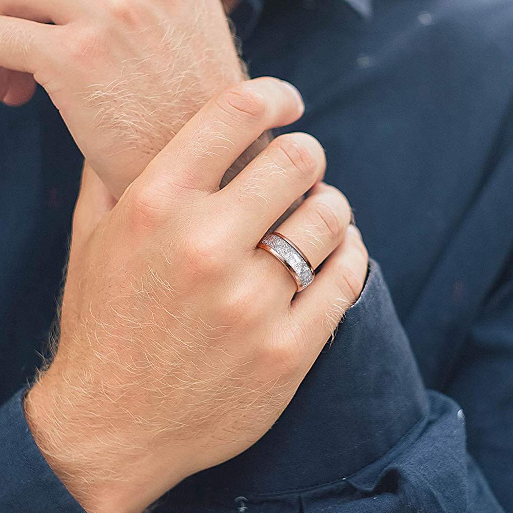 Fashion 8mm Men 'S Gold Color Groove Beveled Edge Stainless Steel Ring Meteorites Inlaid Red Carbon Fibre Ring Men Wedding Band