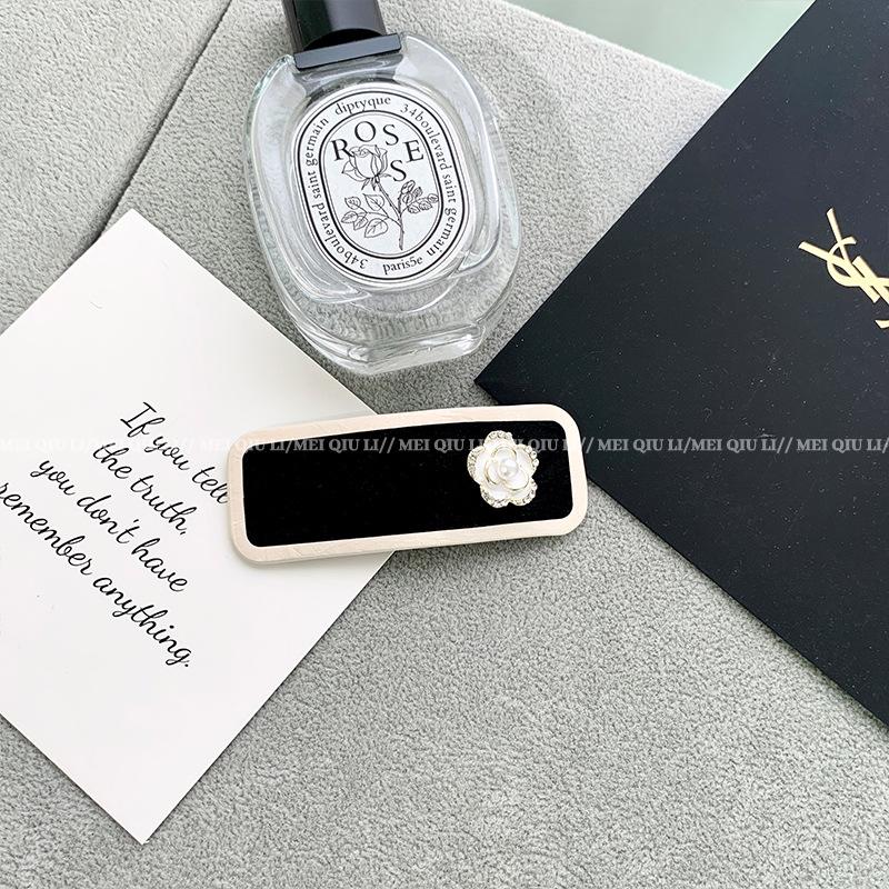 Elegant Black & White Camellia Hairpin - Classic French Style, Luxurious Bangs Clip, All-Match Hair Accessory for Women.