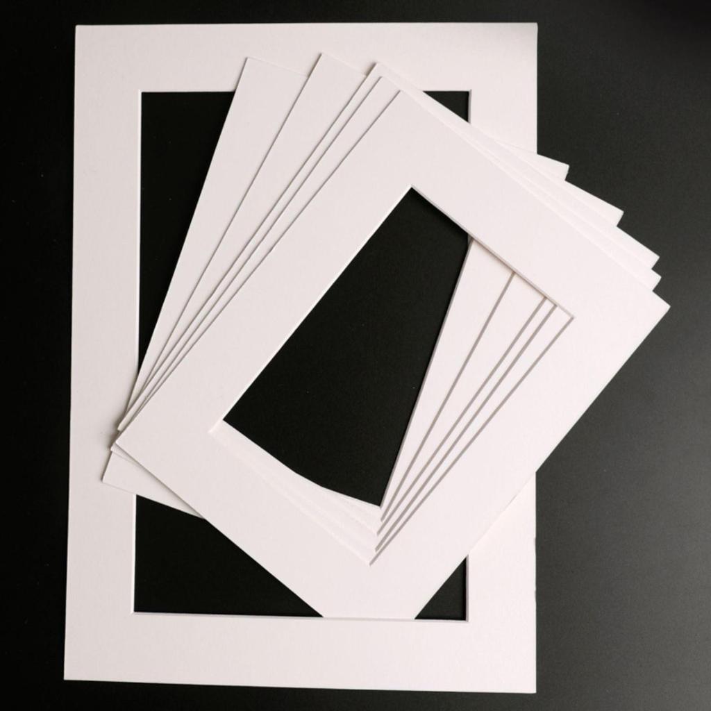 Белая картонная фоторамка с перфорированной бумагой