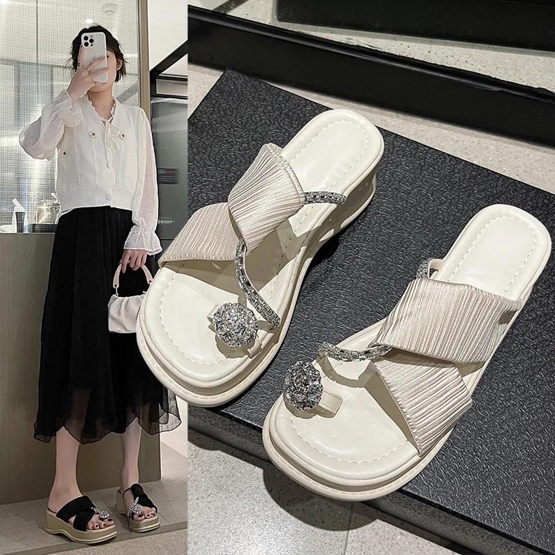 Мода 2024 года, новые домашние тапочки, туфли на платформе, женские блестящие шлепанцы, модные низкие летние желейные роскошные резиновые каблуки из искусственной кожи с копытами из ткани