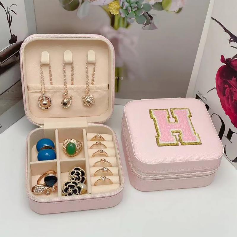 1 шт., шкатулка для драгоценностей с буквами AZ, портативный мини-футляр для ювелирных изделий с алфавитом, розовый органайзер из искусственной кожи с изысканными буквами для женщин и девочек