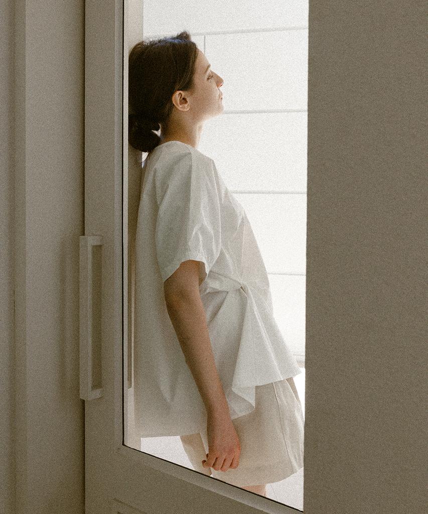 KNOWING Twist Blouse (White)