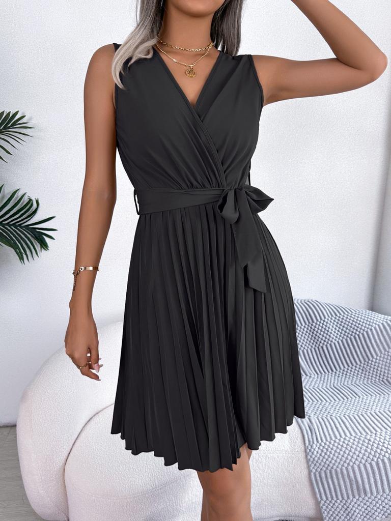 Темпераментное платье с V-образным вырезом, без рукавов, с плиссировкой на талии