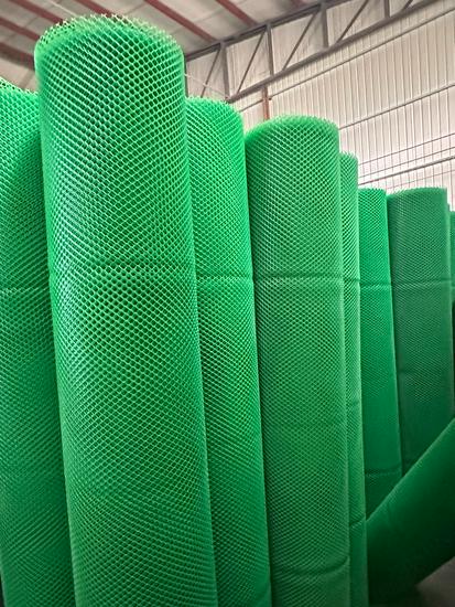 Толстая зеленая пластиковая сетка для разведения птицы и пчел