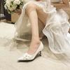 2024 Элегантные цветы Женский дизайн Высокий каблук Французский стиль Высококачественные туфли-шпильки Вечерние свадебные туфли Красные белые туфли для невесты