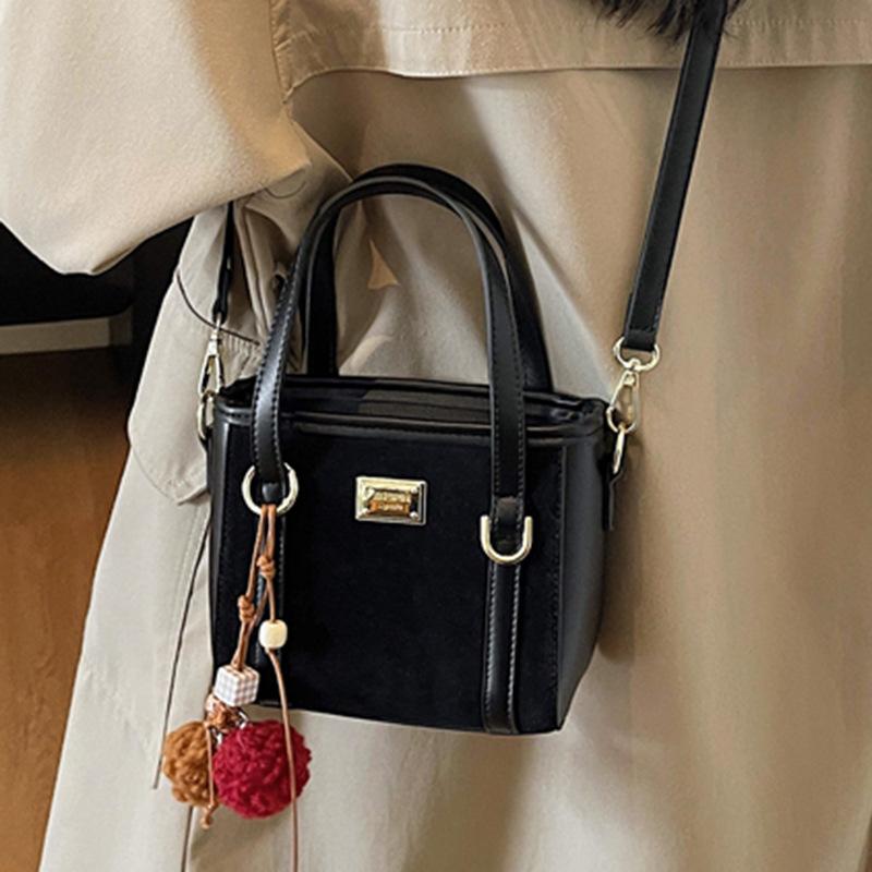 Модная повседневная сумка-мессенджер 2025 осень новая нишевая трендовая портативная сумка-ведро простая сумка на плечо сумка подмышку