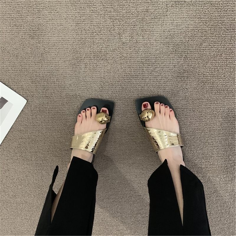 Женские летние шлепанцы с квадратным носком, металлической пряжкой, плоской подошвой, тонкие, с индивидуальностью, с перемычкой между пальцами, римские сандалии, женская обувь