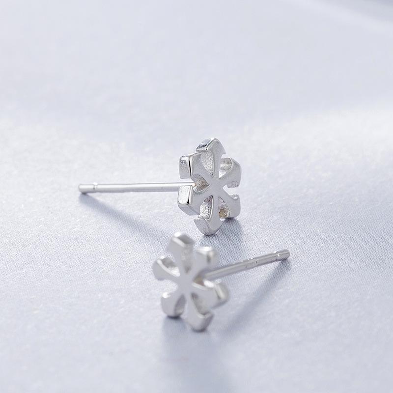 Chic Snowflake Earrings: Simple Japanese-Korean Style, Small & Exquisite, Perfect for Adding Personality & Elegance; Ideal Christmas Gift for Women.