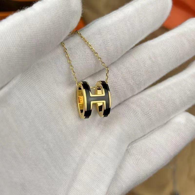 Женское высококлассное эмалированное колье Hermes с буквой H, 18-каратное розовое золото, универсальный нетускнеющий кулон на ключицу