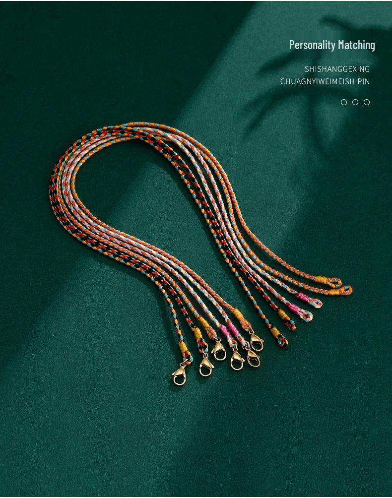 Плетеное колье ручной работы: Красочный мягкий веревочный шнурок и женская ключичная цепочка с подвеской