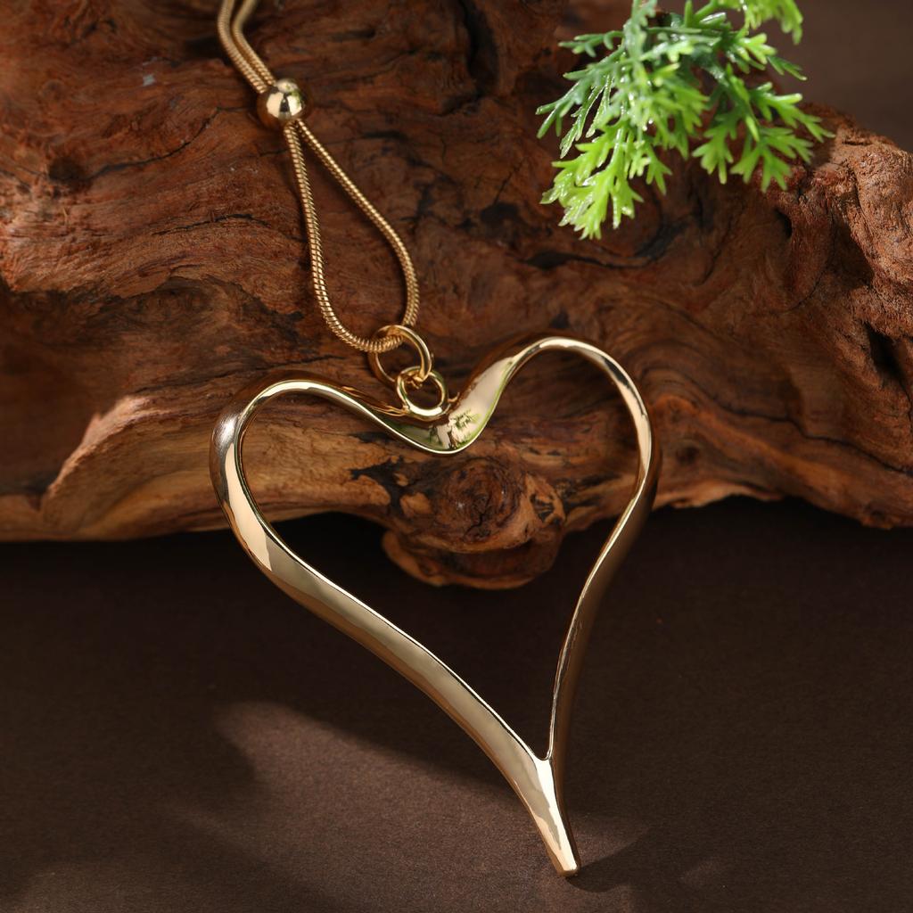 Новое полое преувеличенное ожерелье с длинной подвеской в виде любви, женский полый универсальный длинный кулон в форме сердца