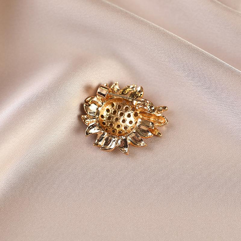 The Fashionable Yellow Sunflower Anti-glare Brooch and Pin Accessory, A Retro Brooch and Pin, Won The Championship In One Go