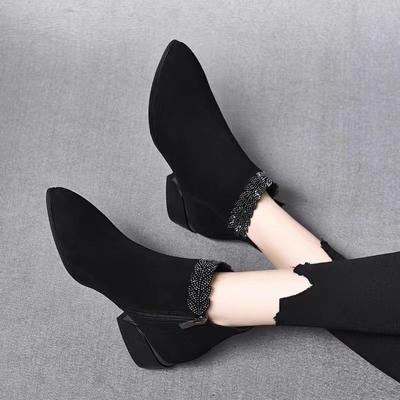 Детские короткие ботинки толстый каблук средний каблук мягкая подошва не устают ноги 2025 осень и зима новые британский стиль мода маленькие короткие ботинки высокие каблуки