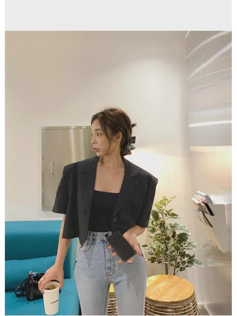 Женская узкая майка с квадратным воротником на раннюю осень - универсальный топ в корейском стиле