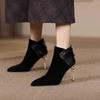 Мягкая кожа заостренные короткие ботильоны женские тонкие каблуки 2025 осень и зима новая темпераментная высокая шпилька короткие женские ботильоны матовая кожа вставка b