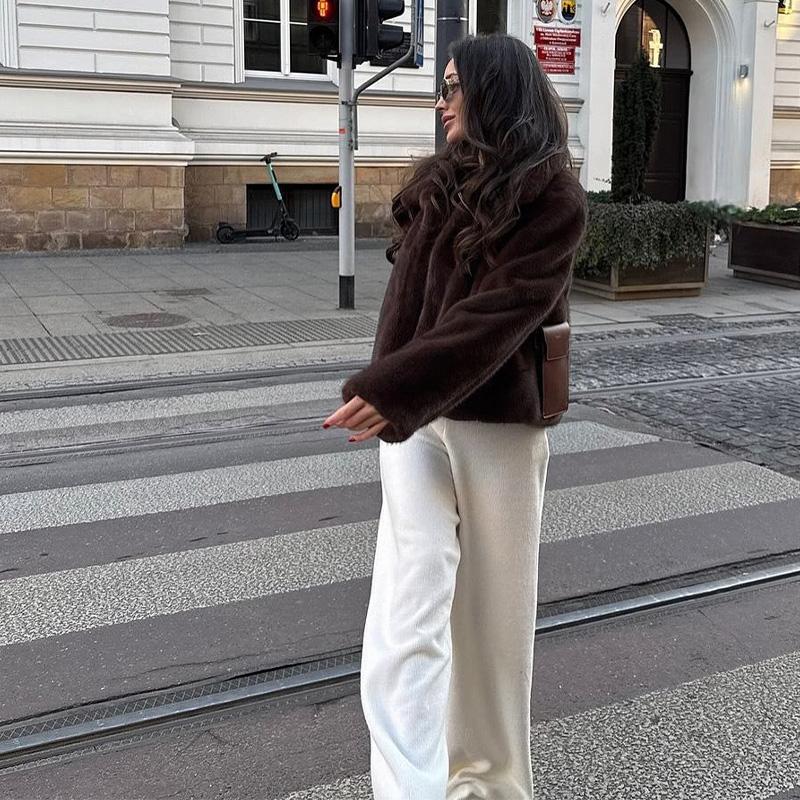 Повседневная свободная теплая плюшевая короткая куртка из искусственного меха для женщин с лацканами и длинным рукавом, однотонная меховая куртка, зимняя мода, утолщенная, для улицы