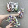 Женские повседневные кроссовки, новые модные спортивные туфли на шнуровке с рисунком граффити для женщин, женские кроссовки из искусственной кожи на плоской подошве