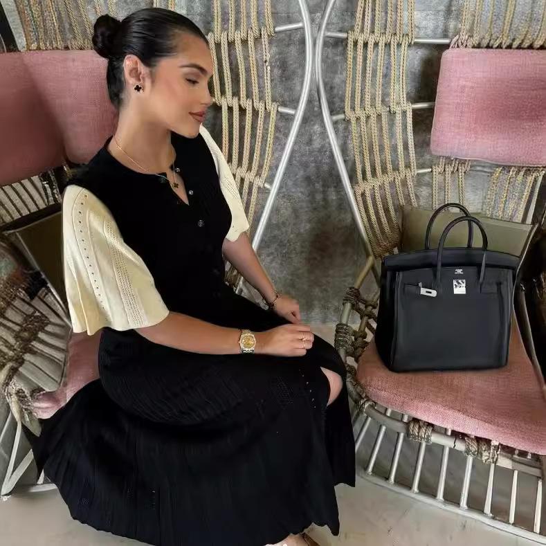 Вязаное однотонное платье с короткими рукавами, круглым вырезом, однобортное, с набедренными карманами, с высокой талией