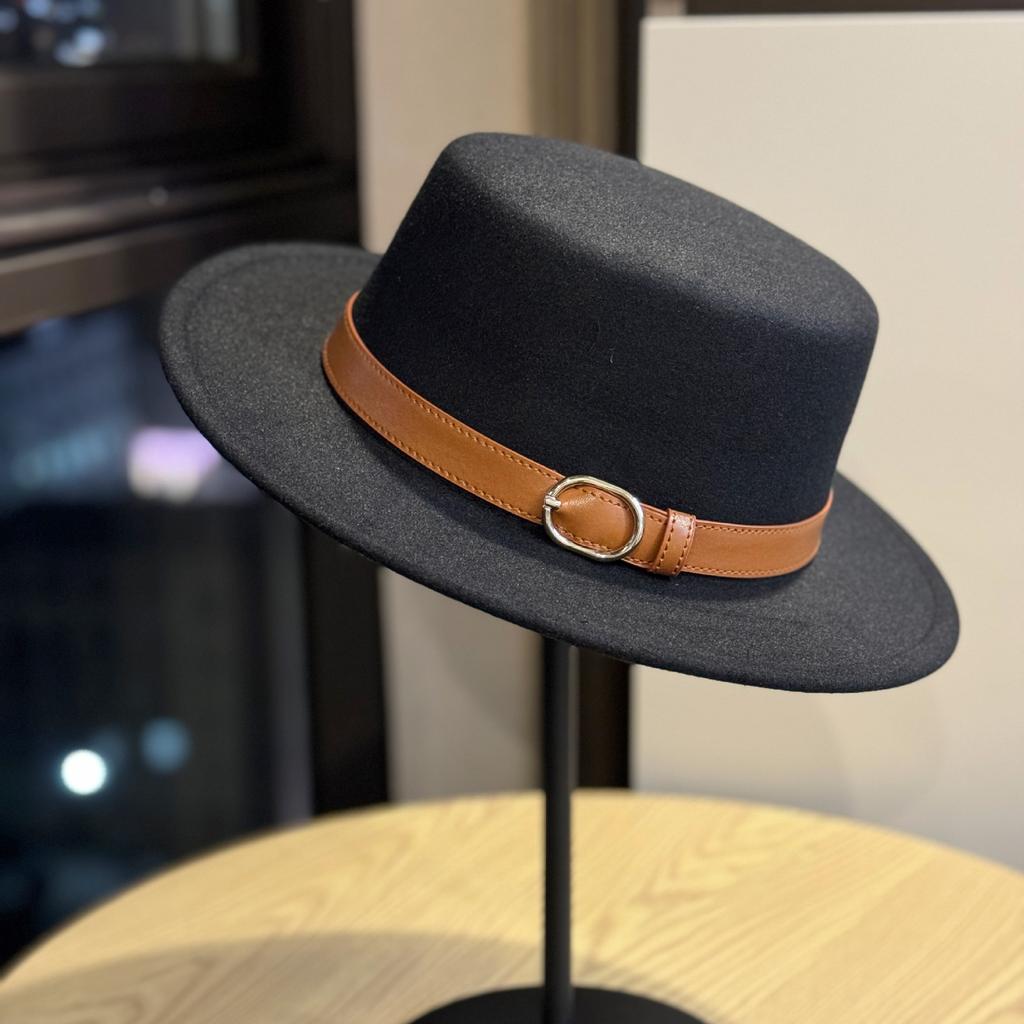 Новая шерстяная шляпа в британском стиле ретро для женщин, модная и универсальная, с пряжкой на ремне, с плоским верхом, европейская и американская джазовая шляпа для мужчин