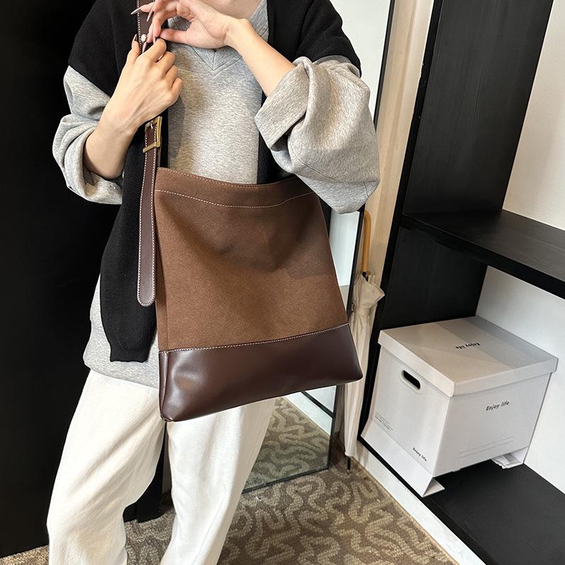 Замшевая сумка в стиле ретро 2025 новая модная сумка-ведро для поездок на работу премиальной текстуры сумка-тоут на плечо